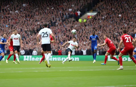 体育赛事-包含精彩足球比赛现场观众激情澎湃，场面热烈的词条